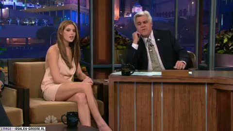 AshleyGreene_dot_nl-AchterdeSchermen14Juli2010JayLeno00322.jpg