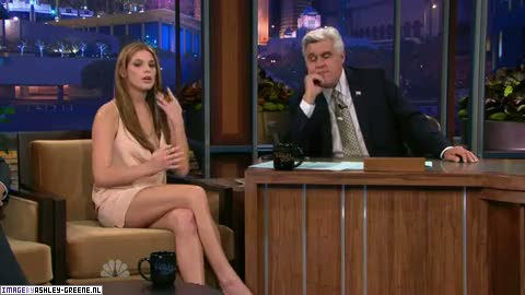 AshleyGreene_dot_nl-AchterdeSchermen14Juli2010JayLeno00323.jpg