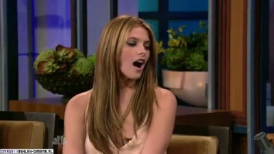 AshleyGreene_dot_nl-AchterdeSchermen14Juli2010JayLeno00061.jpg