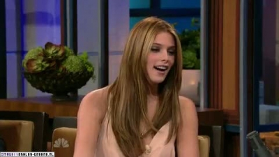 AshleyGreene_dot_nl-AchterdeSchermen14Juli2010JayLeno00185.jpg