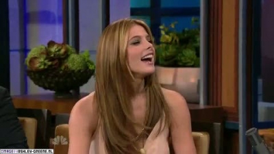 AshleyGreene_dot_nl-AchterdeSchermen14Juli2010JayLeno00225.jpg