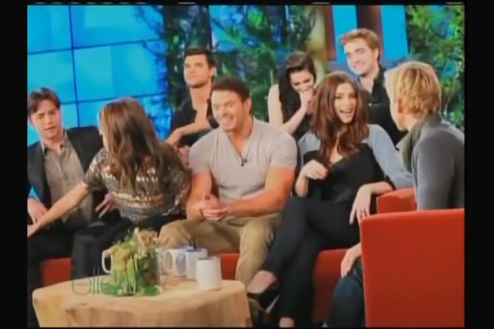 Ashley-Greene-dot-nl_2011EllenShow0015.jpg