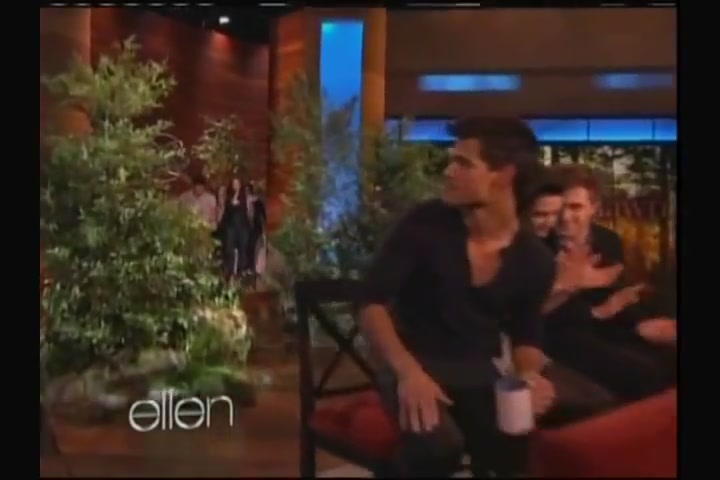 Ashley-Greene-dot-nl_2011EllenShow0039.jpg