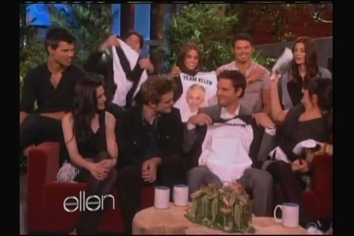 Ashley-Greene-dot-nl_2011EllenShow0523.jpg