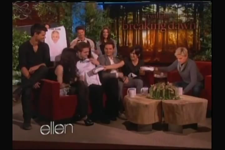 Ashley-Greene-dot-nl_2011EllenShow0526.jpg