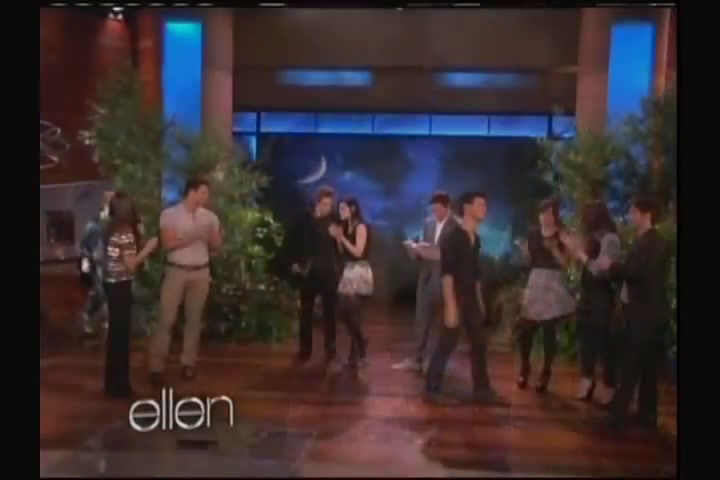 Ashley-Greene-dot-nl_2011EllenShow0742.jpg