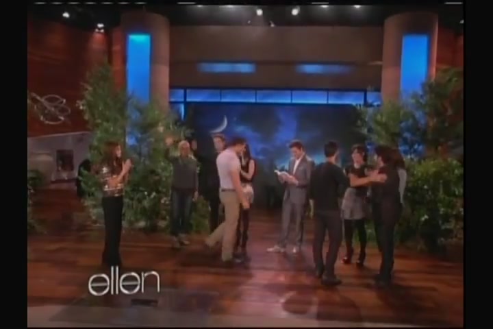 Ashley-Greene-dot-nl_2011EllenShow0745.jpg