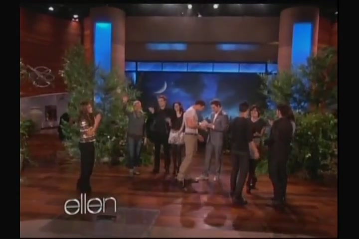 Ashley-Greene-dot-nl_2011EllenShow0746.jpg