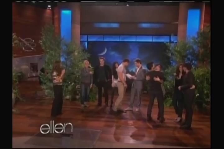 Ashley-Greene-dot-nl_2011EllenShow0748.jpg