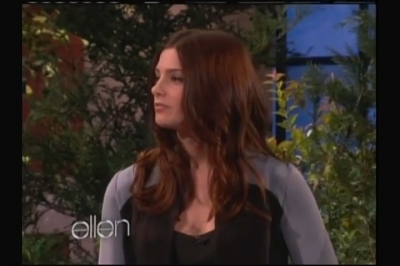 Ashley-Greene-dot-nl_2011EllenShow0643.jpg