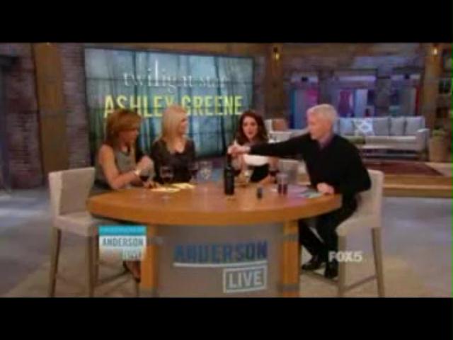 Ashley-Greene-dot-nl_20November2012AndersonLive0107.jpg