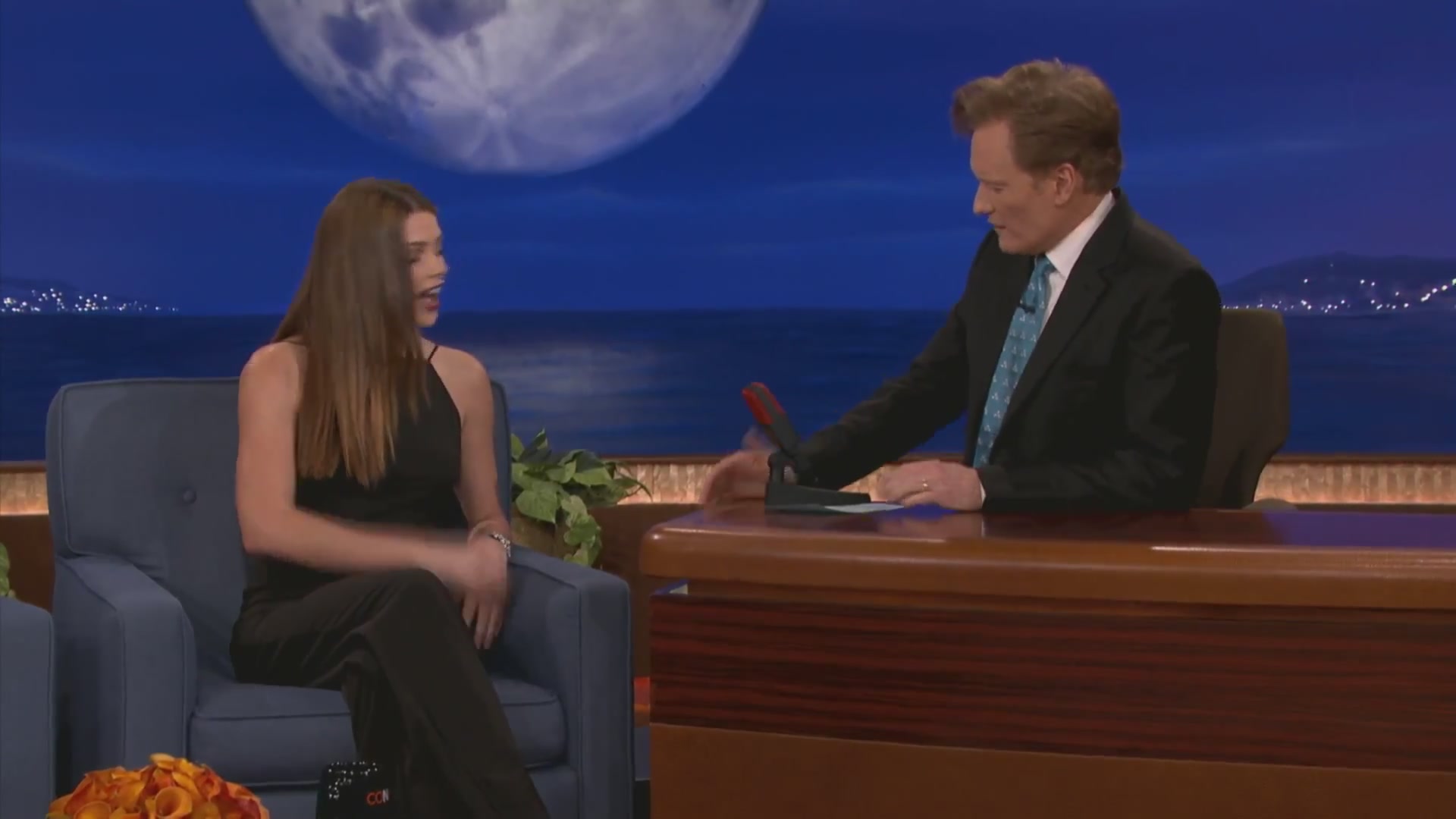 Ashley-Greene-dot-nl_2012Conan0003.jpg
