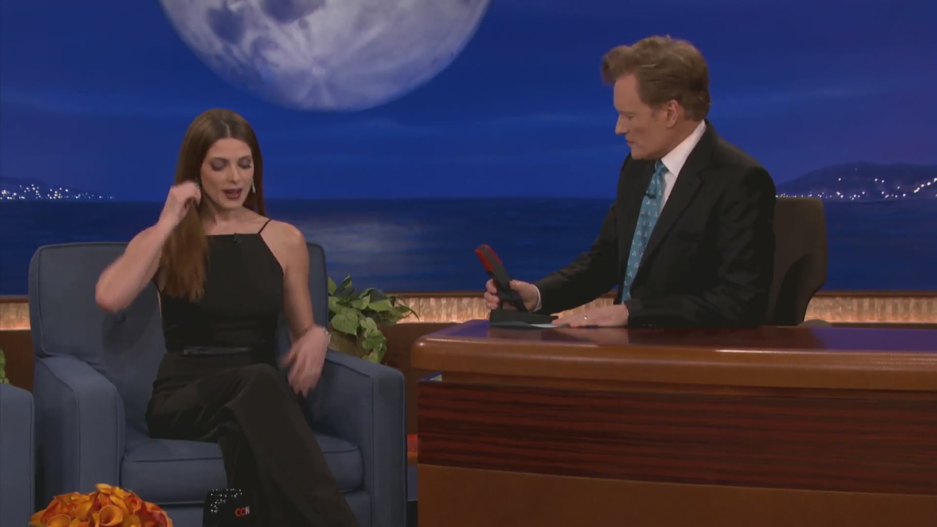 Ashley-Greene-dot-nl_2012Conan0004.jpg