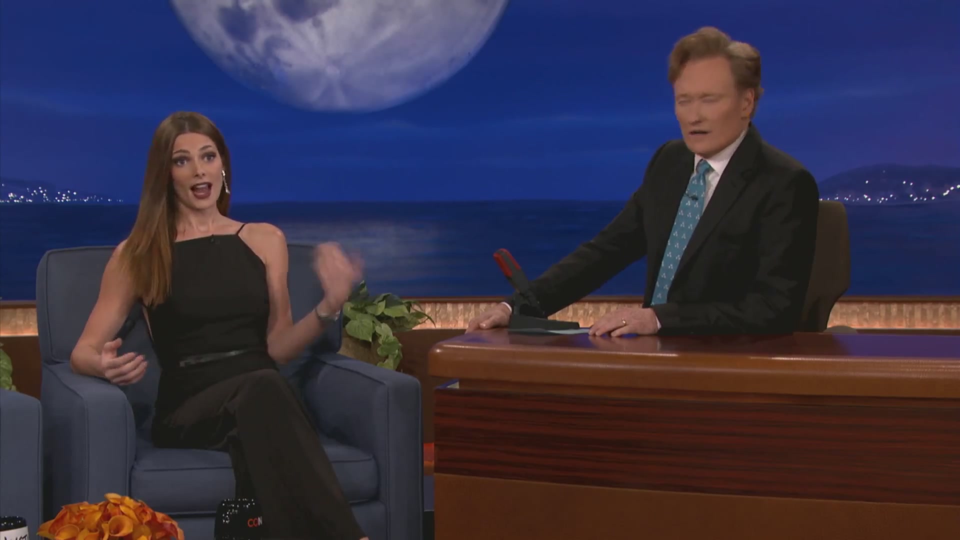 Ashley-Greene-dot-nl_2012Conan0010.jpg