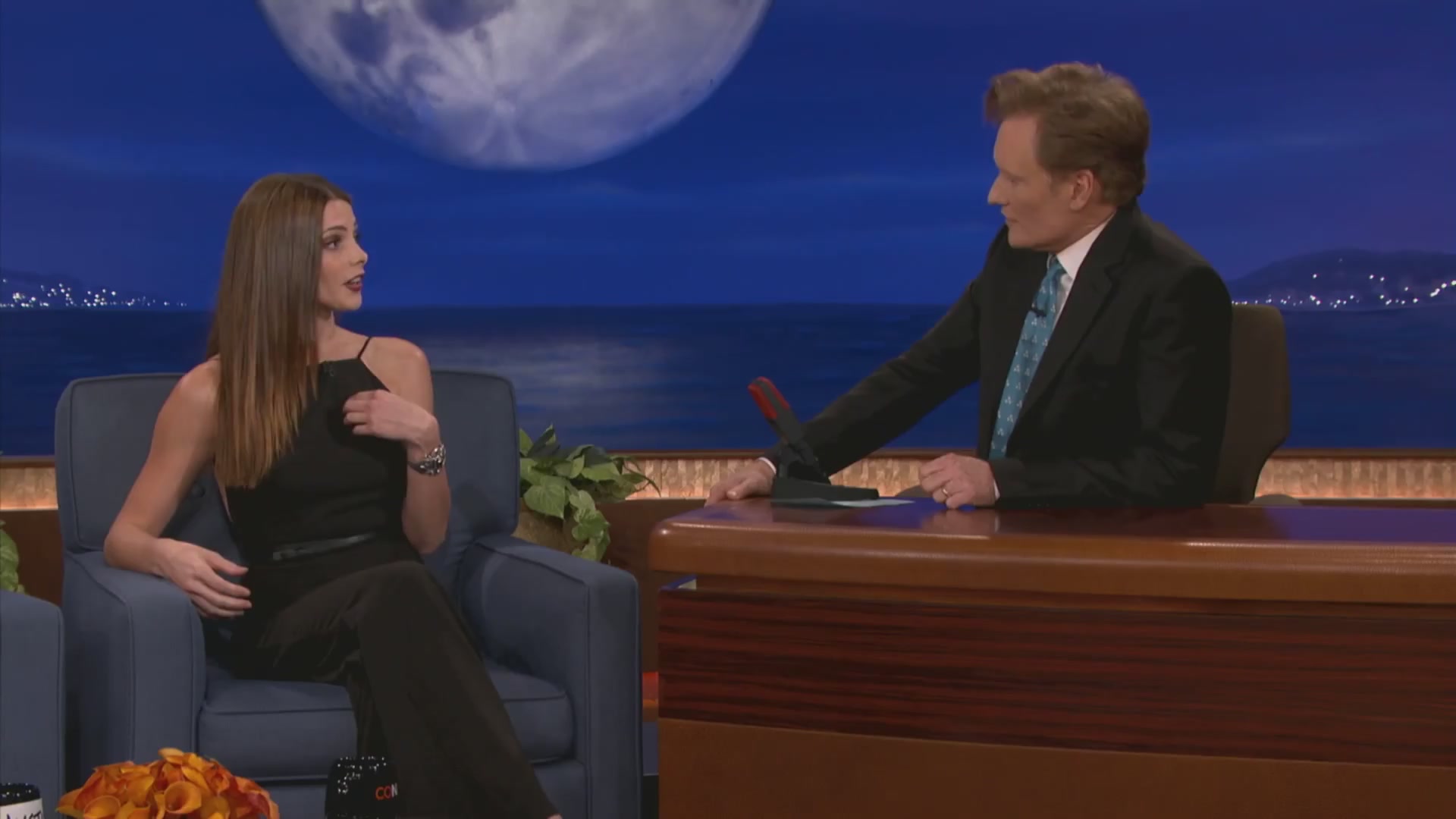 Ashley-Greene-dot-nl_2012Conan0011.jpg