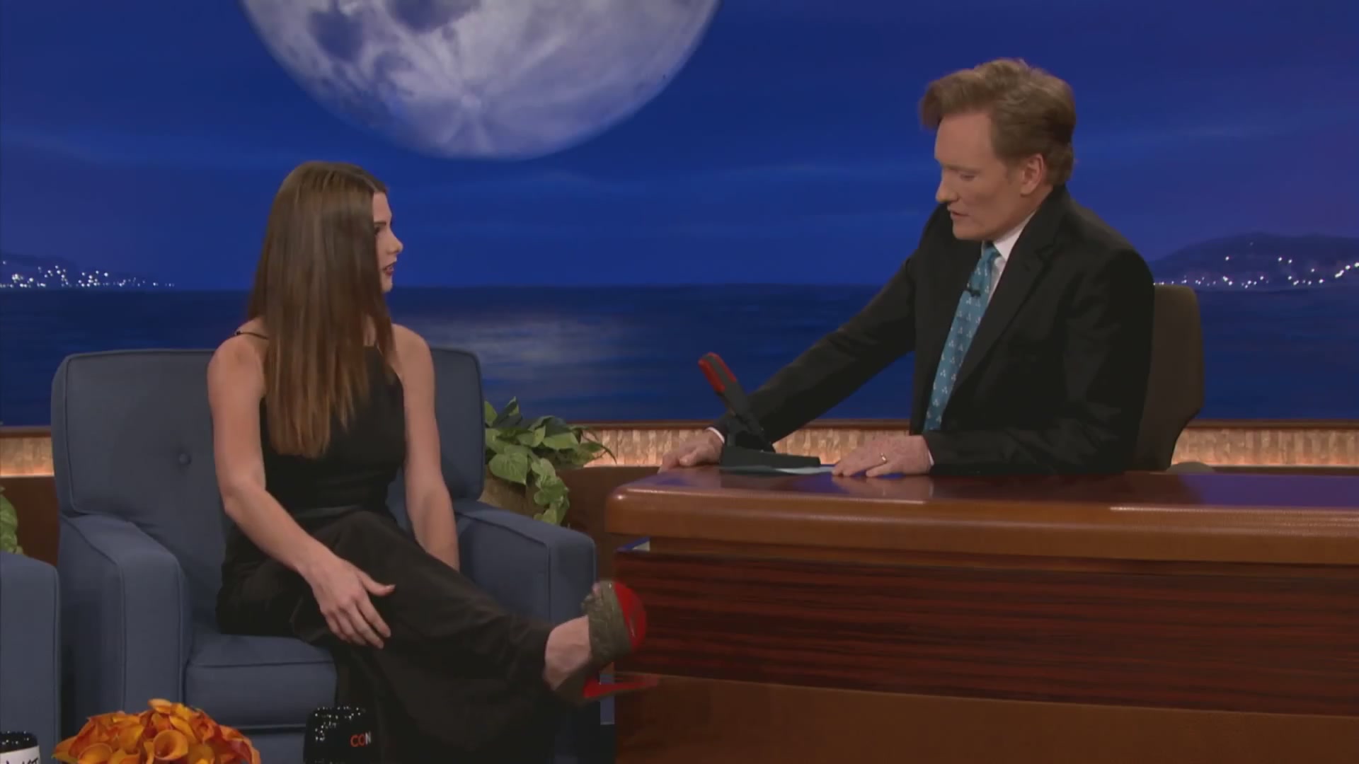 Ashley-Greene-dot-nl_2012Conan0014.jpg