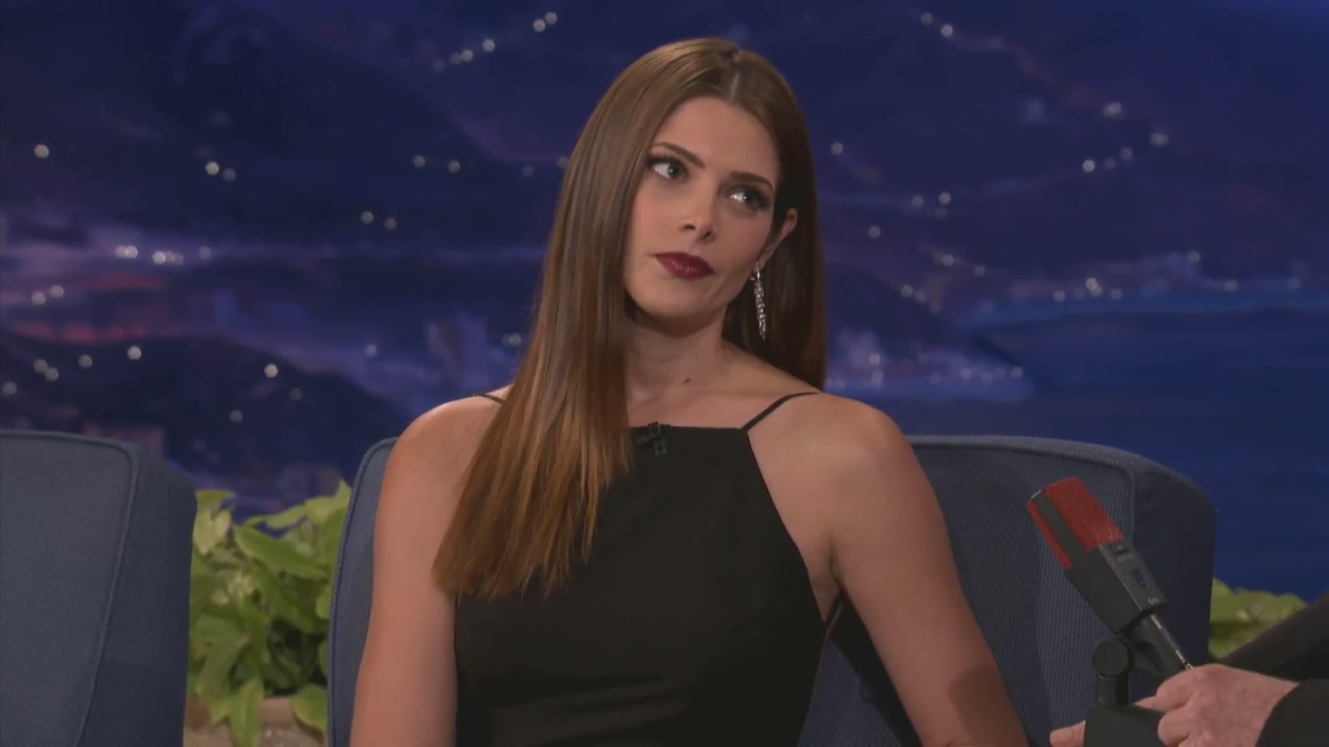 Ashley-Greene-dot-nl_2012Conan0019.jpg