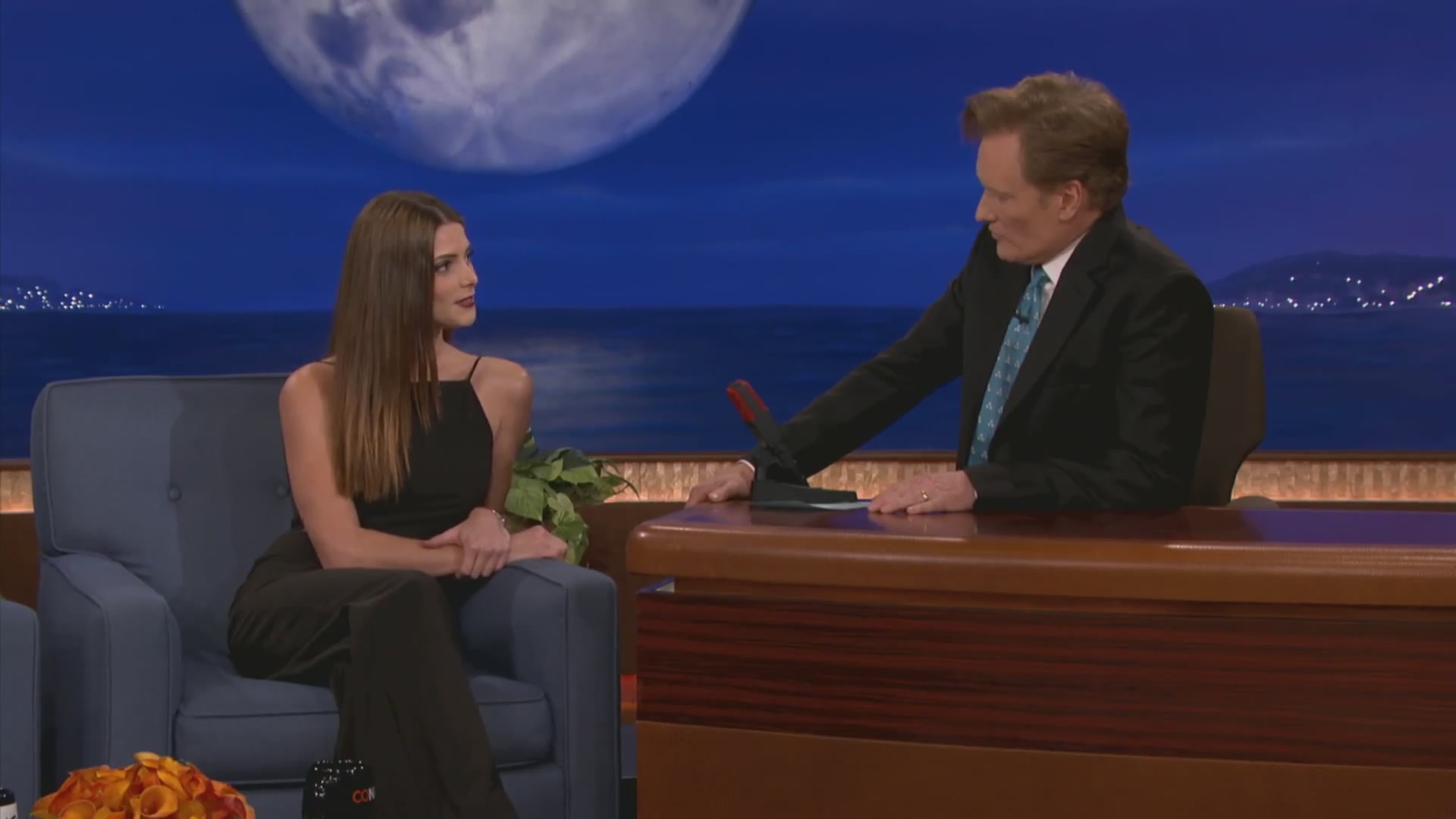 Ashley-Greene-dot-nl_2012Conan0027.jpg