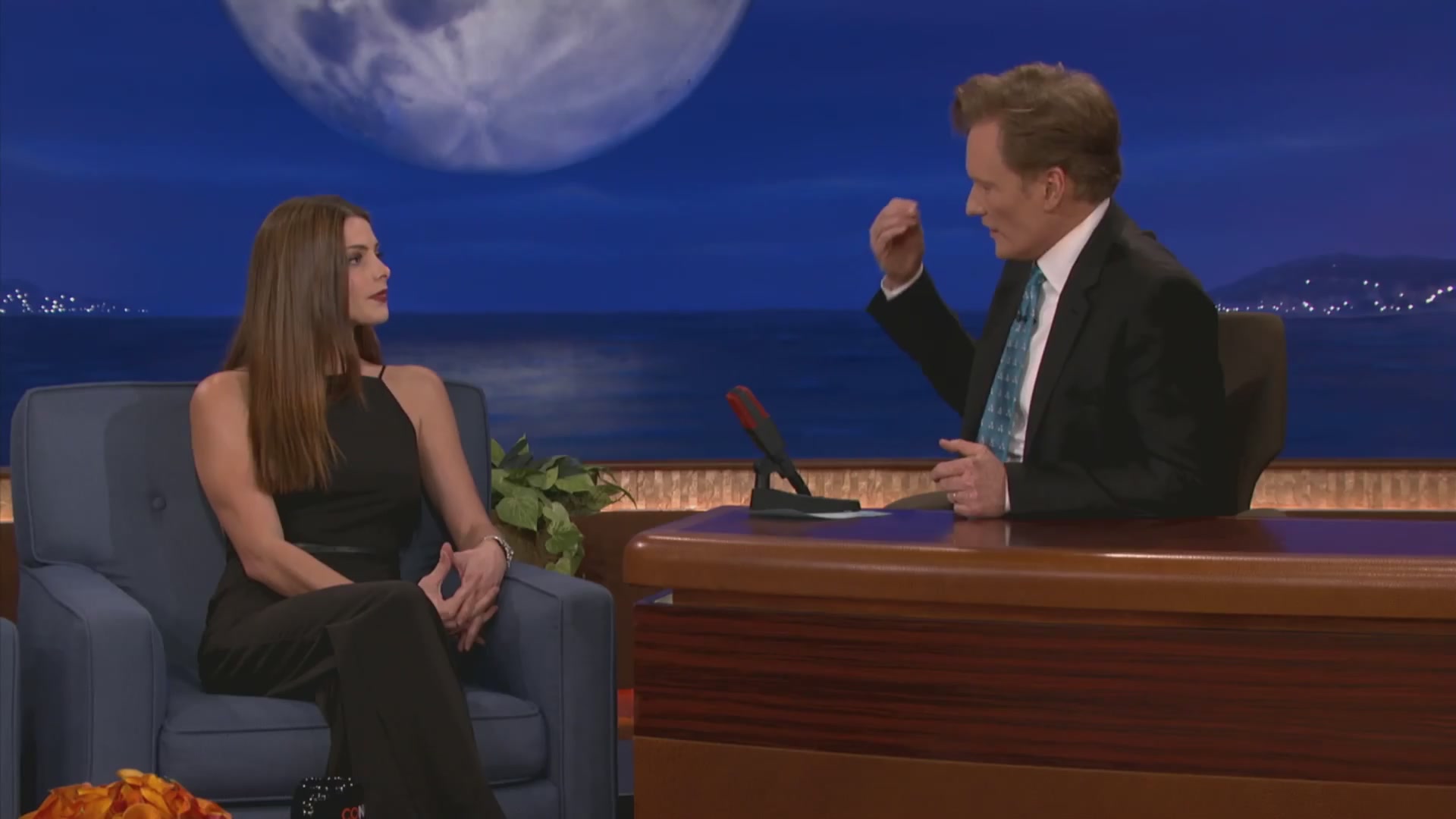 Ashley-Greene-dot-nl_2012Conan0067.jpg