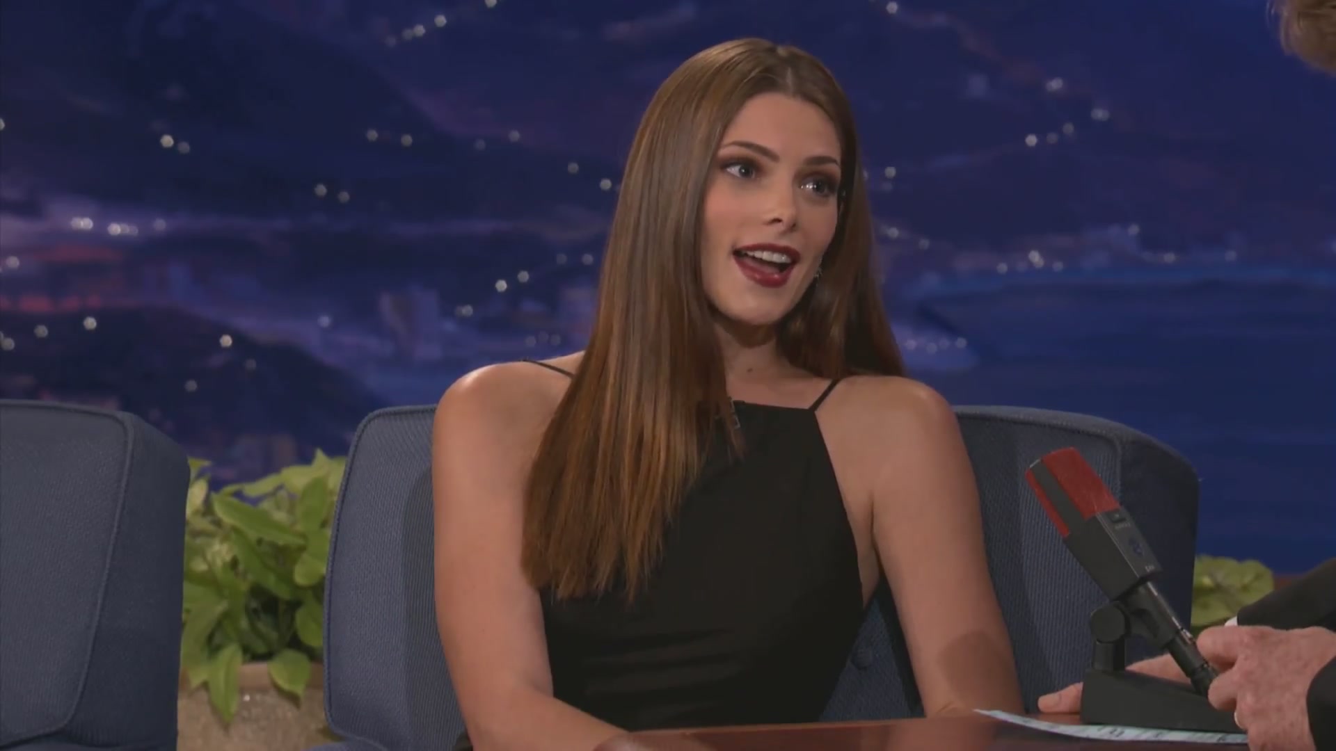 Ashley-Greene-dot-nl_2012Conan0110.jpg