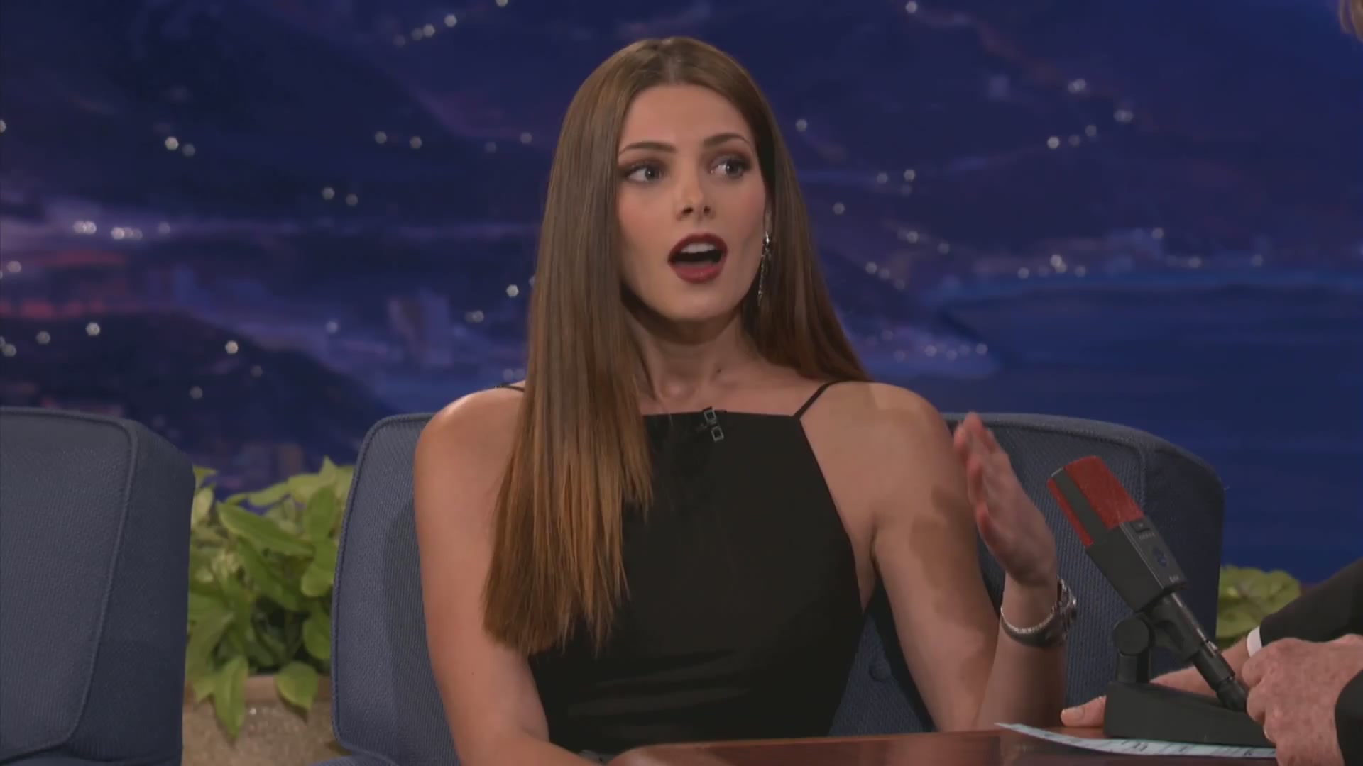 Ashley-Greene-dot-nl_2012Conan0114.jpg
