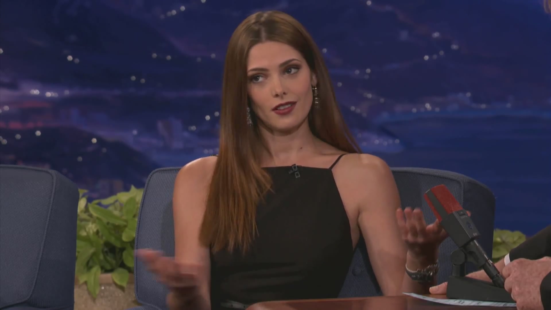 Ashley-Greene-dot-nl_2012Conan0117.jpg