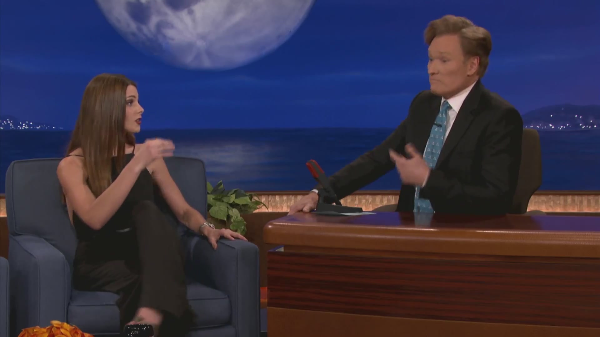 Ashley-Greene-dot-nl_2012Conan0140.jpg