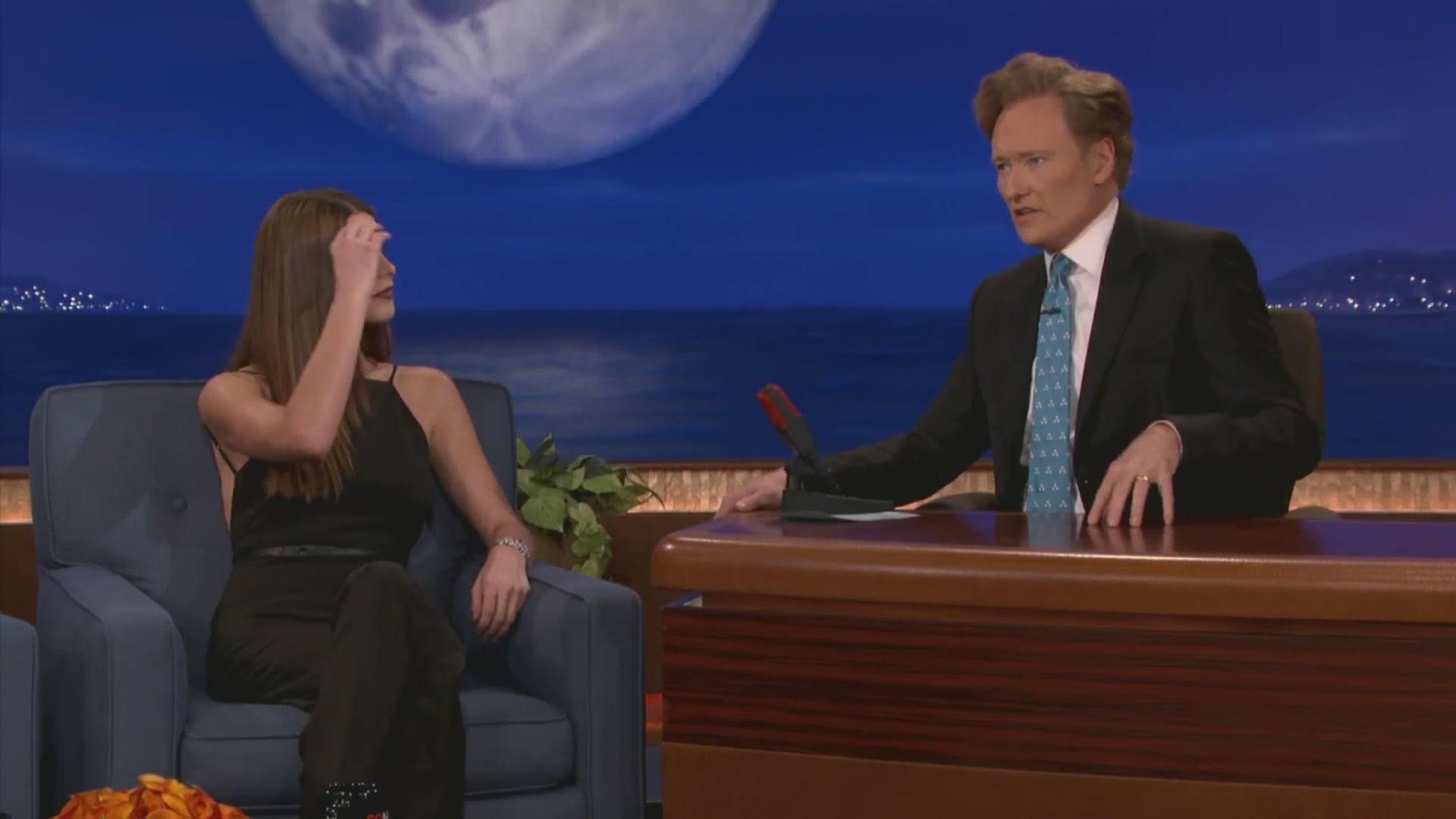 Ashley-Greene-dot-nl_2012Conan0148.jpg