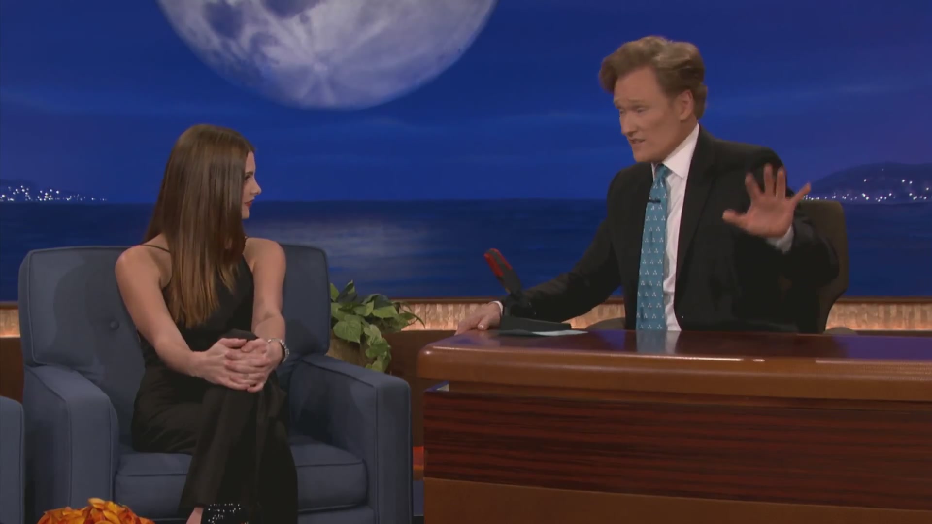 Ashley-Greene-dot-nl_2012Conan0158.jpg