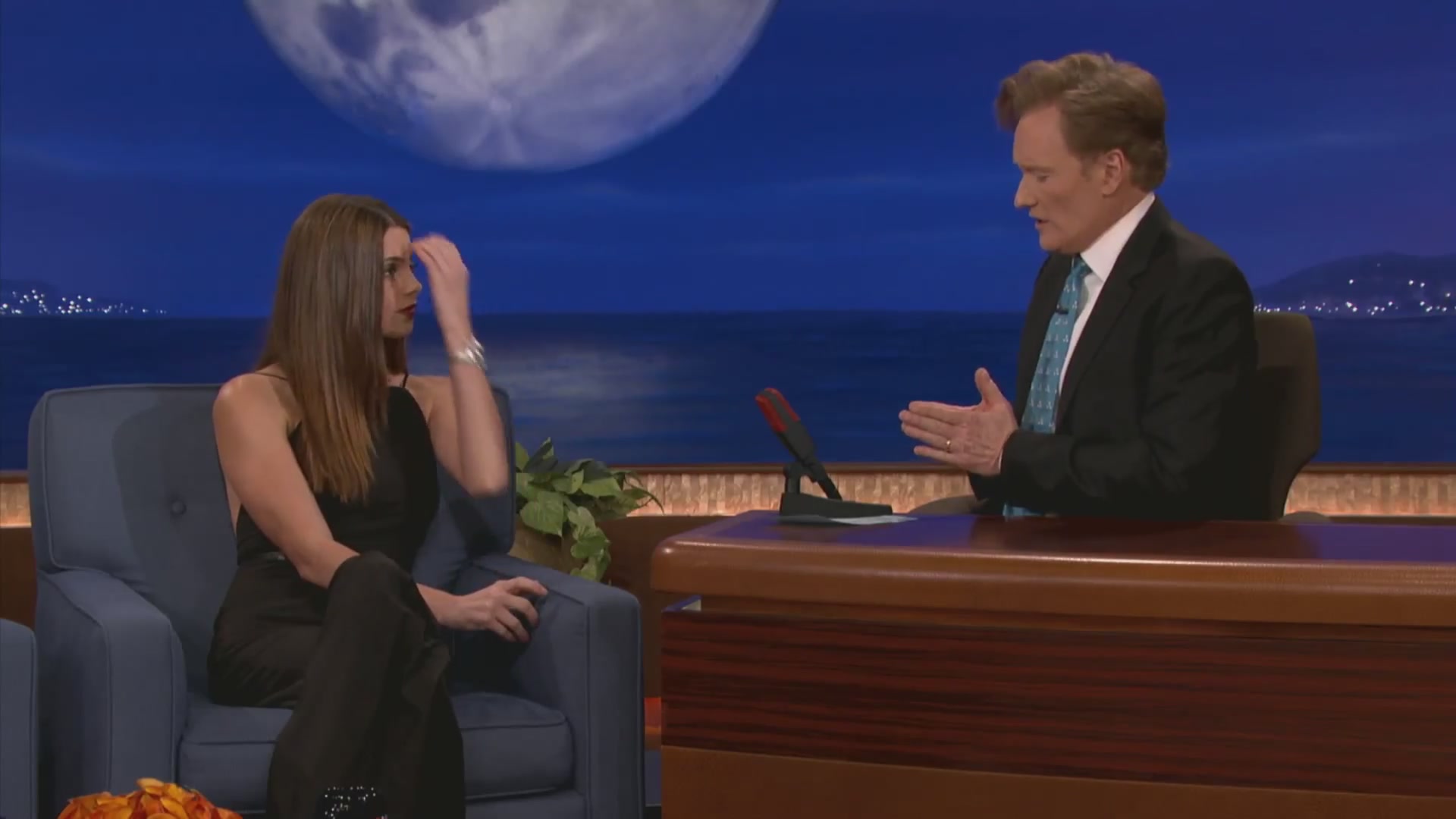 Ashley-Greene-dot-nl_2012Conan0166.jpg