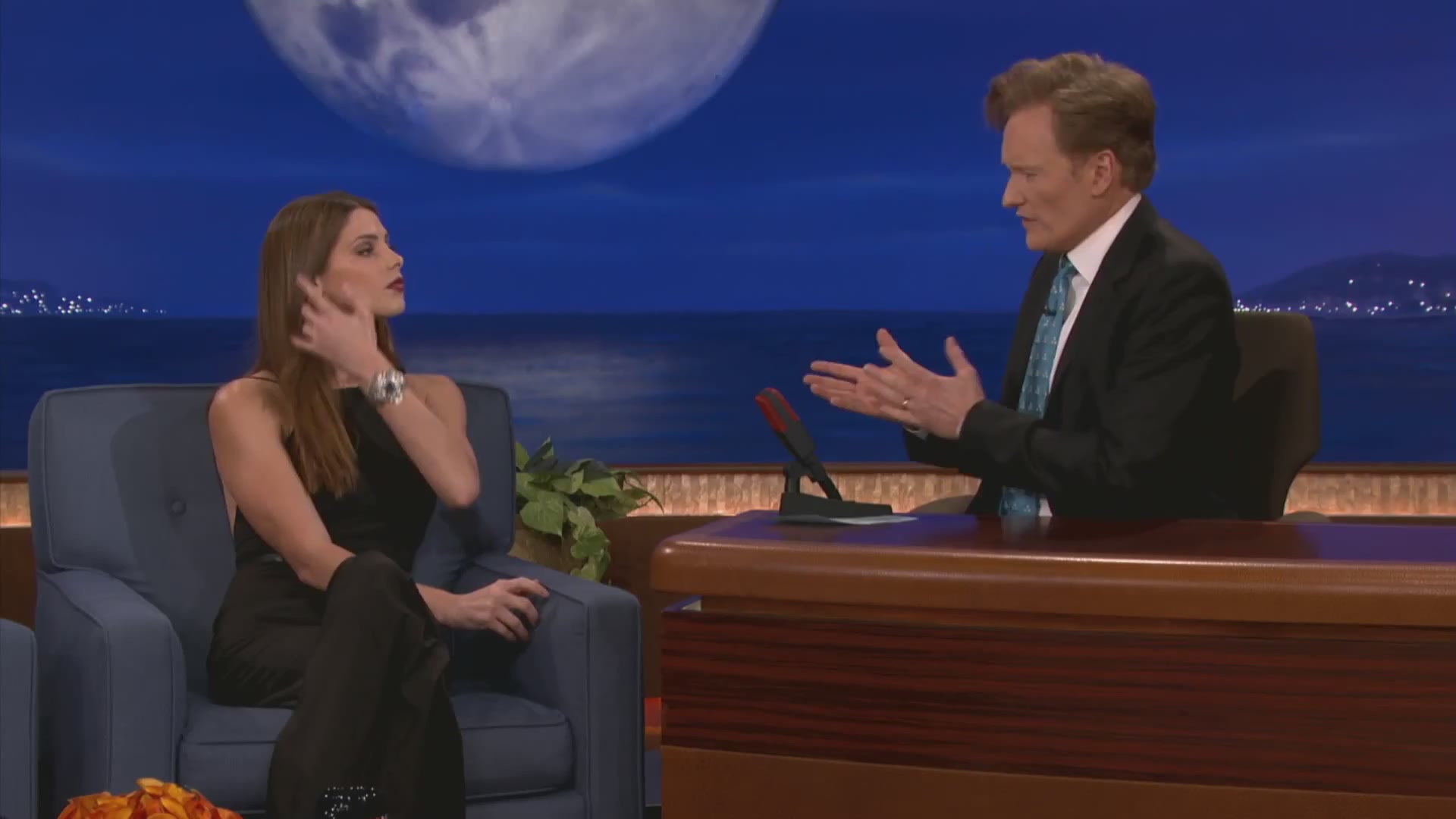 Ashley-Greene-dot-nl_2012Conan0167.jpg