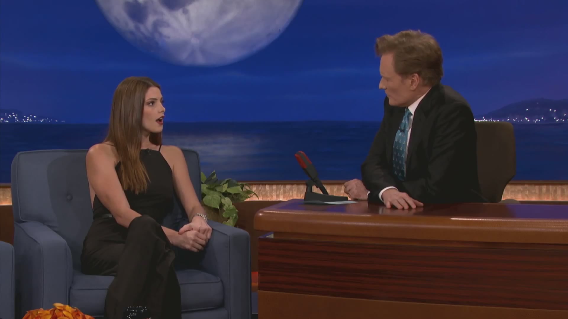 Ashley-Greene-dot-nl_2012Conan0169.jpg