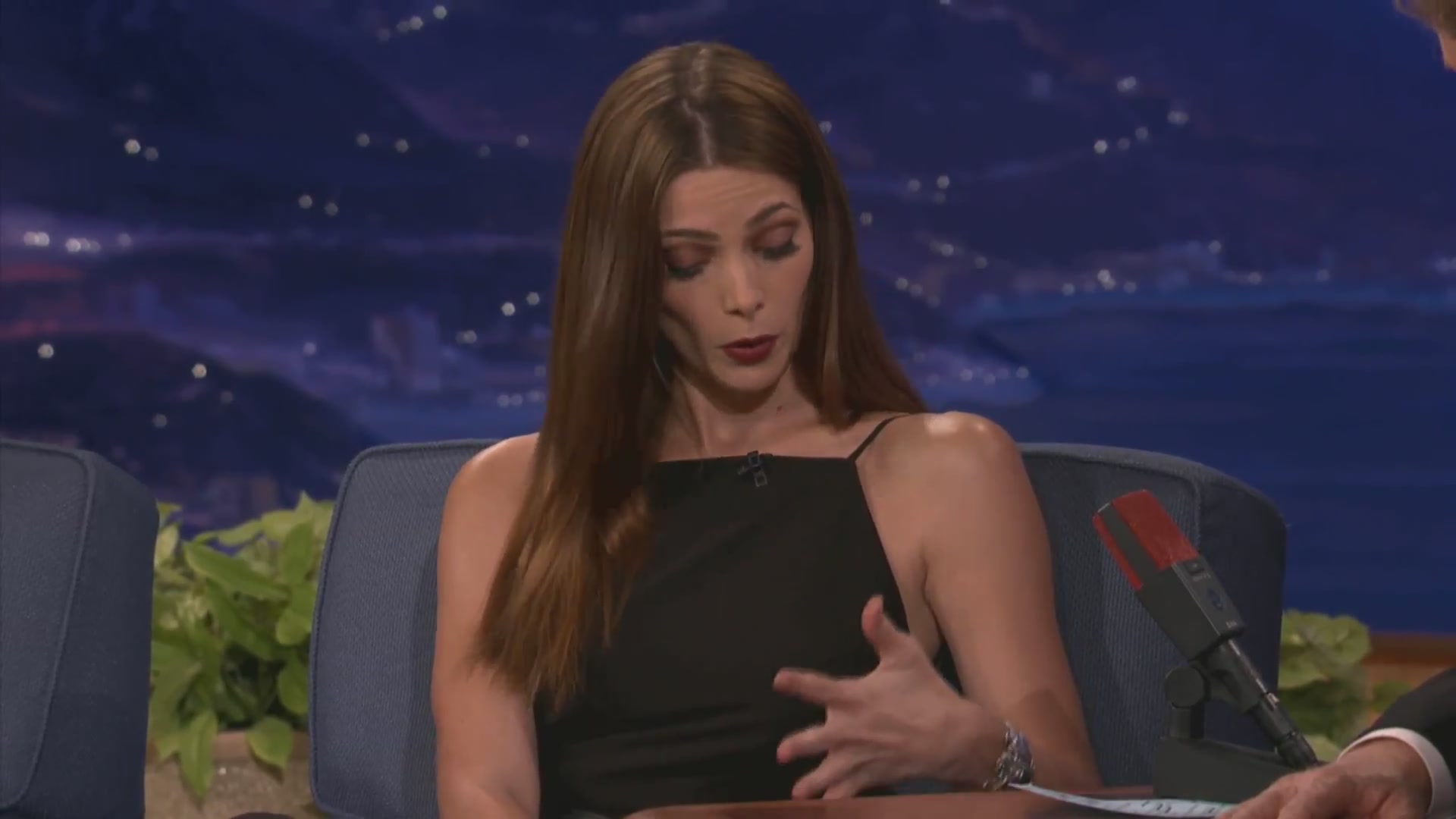 Ashley-Greene-dot-nl_2012Conan0175.jpg