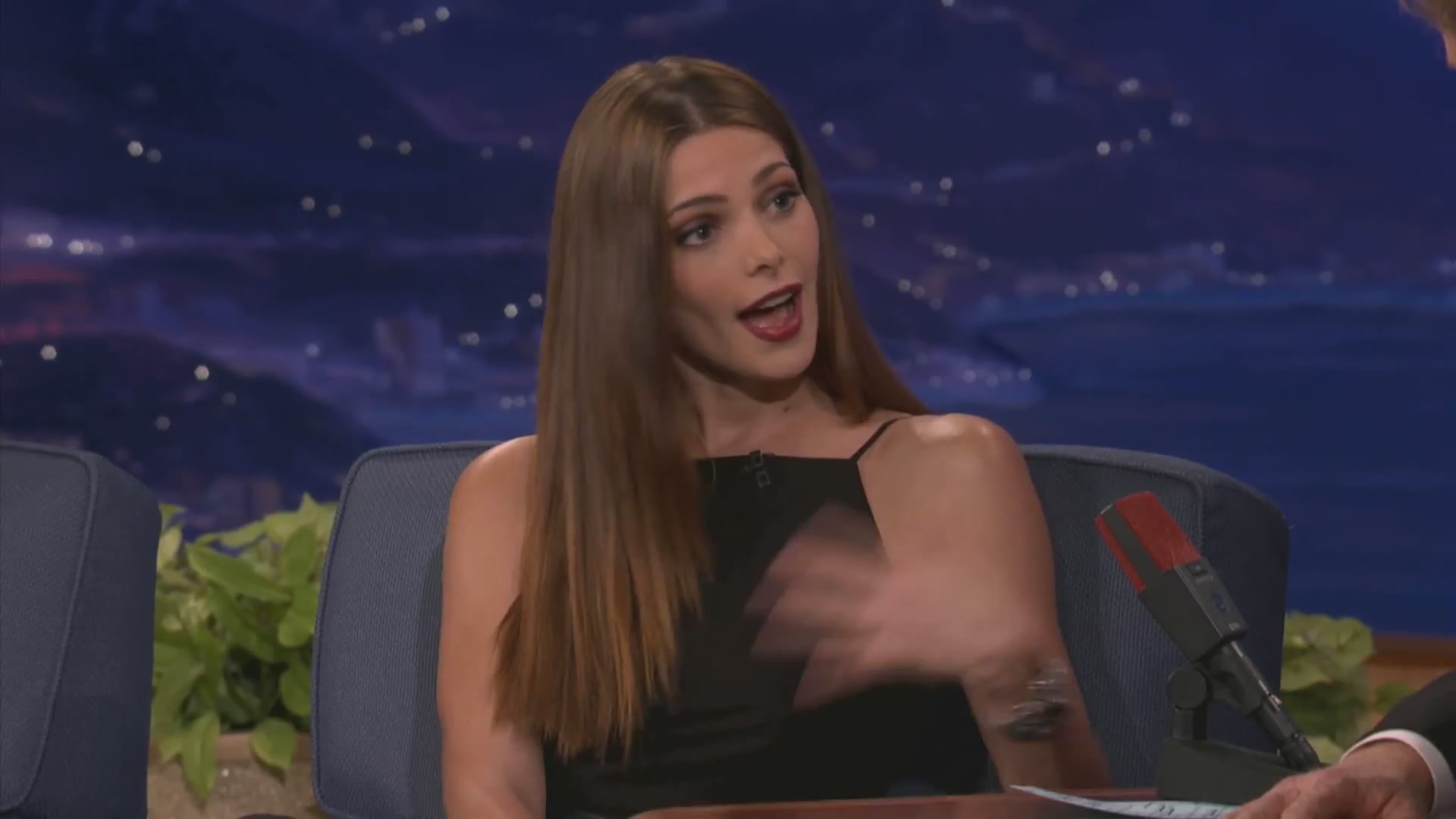 Ashley-Greene-dot-nl_2012Conan0176.jpg