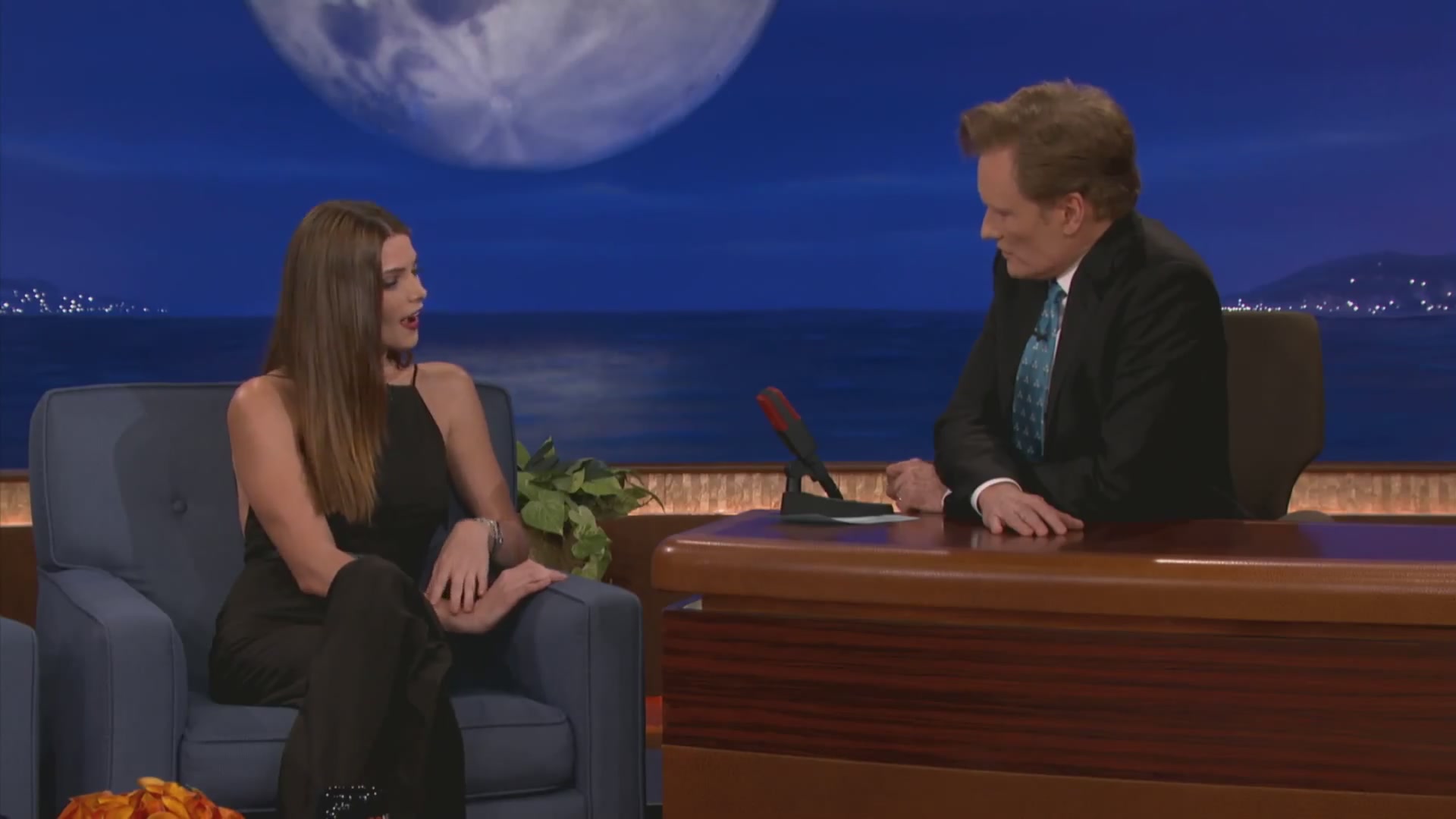 Ashley-Greene-dot-nl_2012Conan0186.jpg