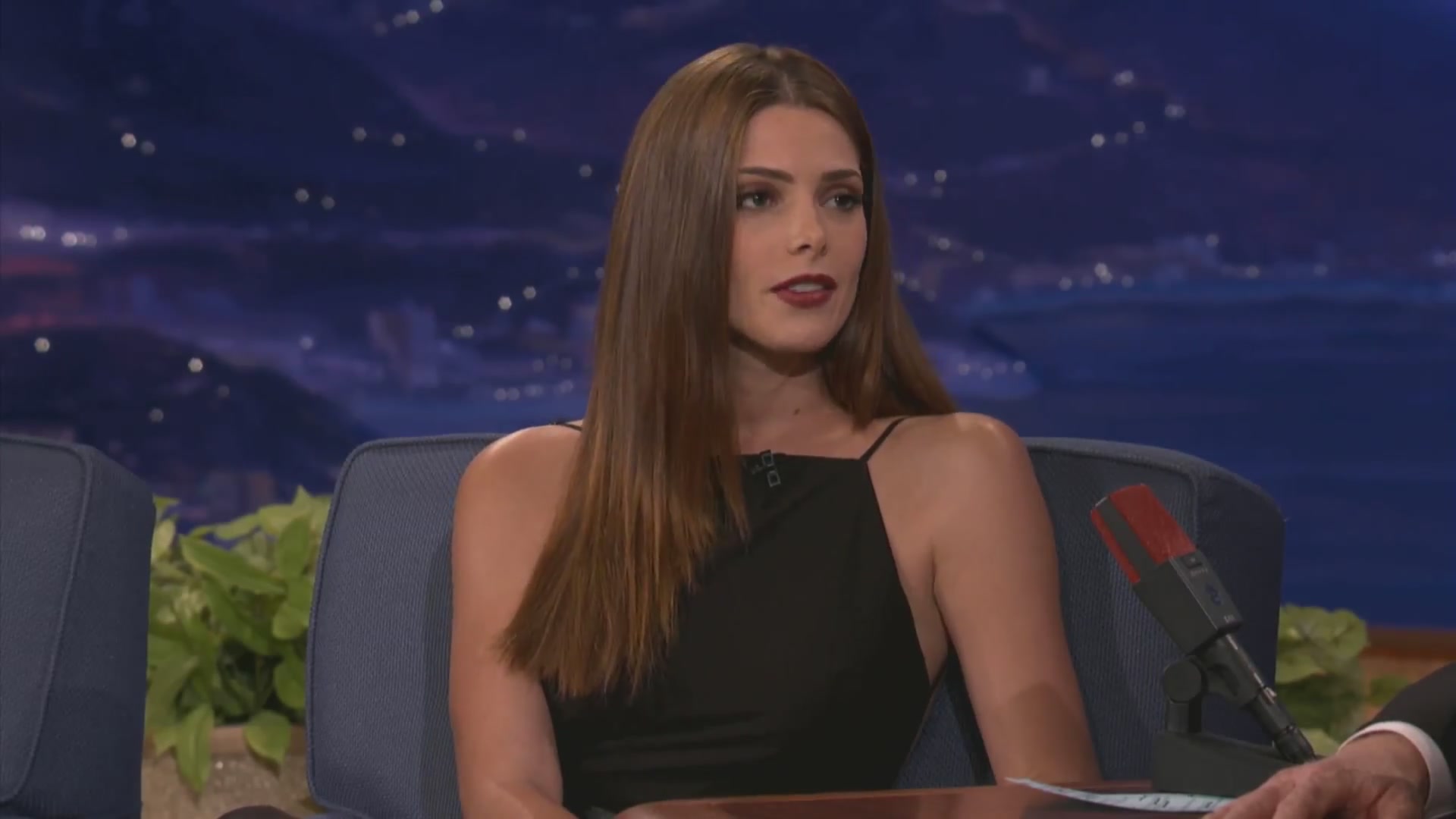 Ashley-Greene-dot-nl_2012Conan0197.jpg
