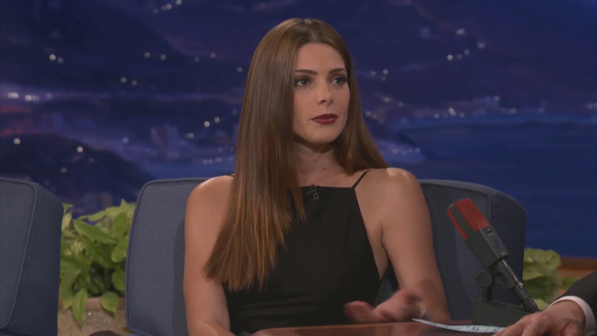 Ashley-Greene-dot-nl_2012Conan0198.jpg