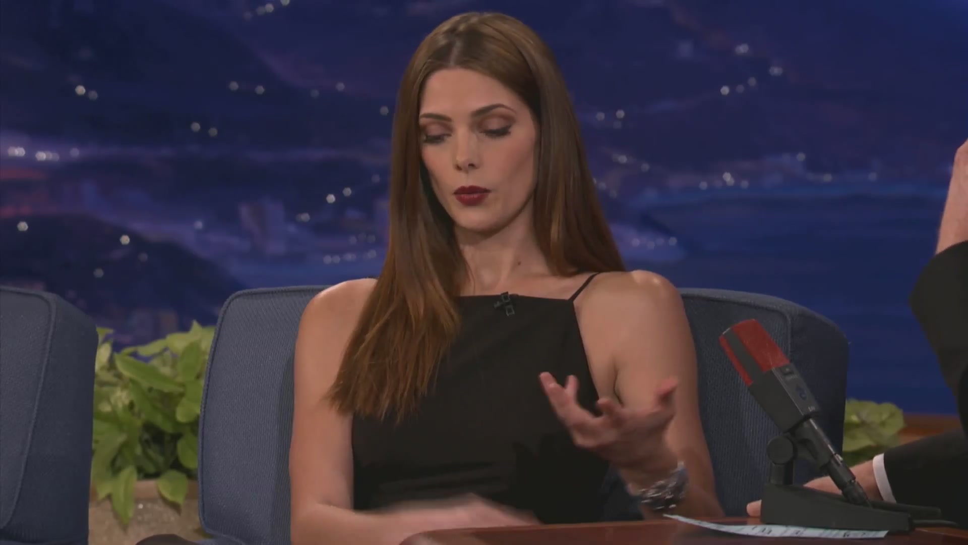 Ashley-Greene-dot-nl_2012Conan0204.jpg