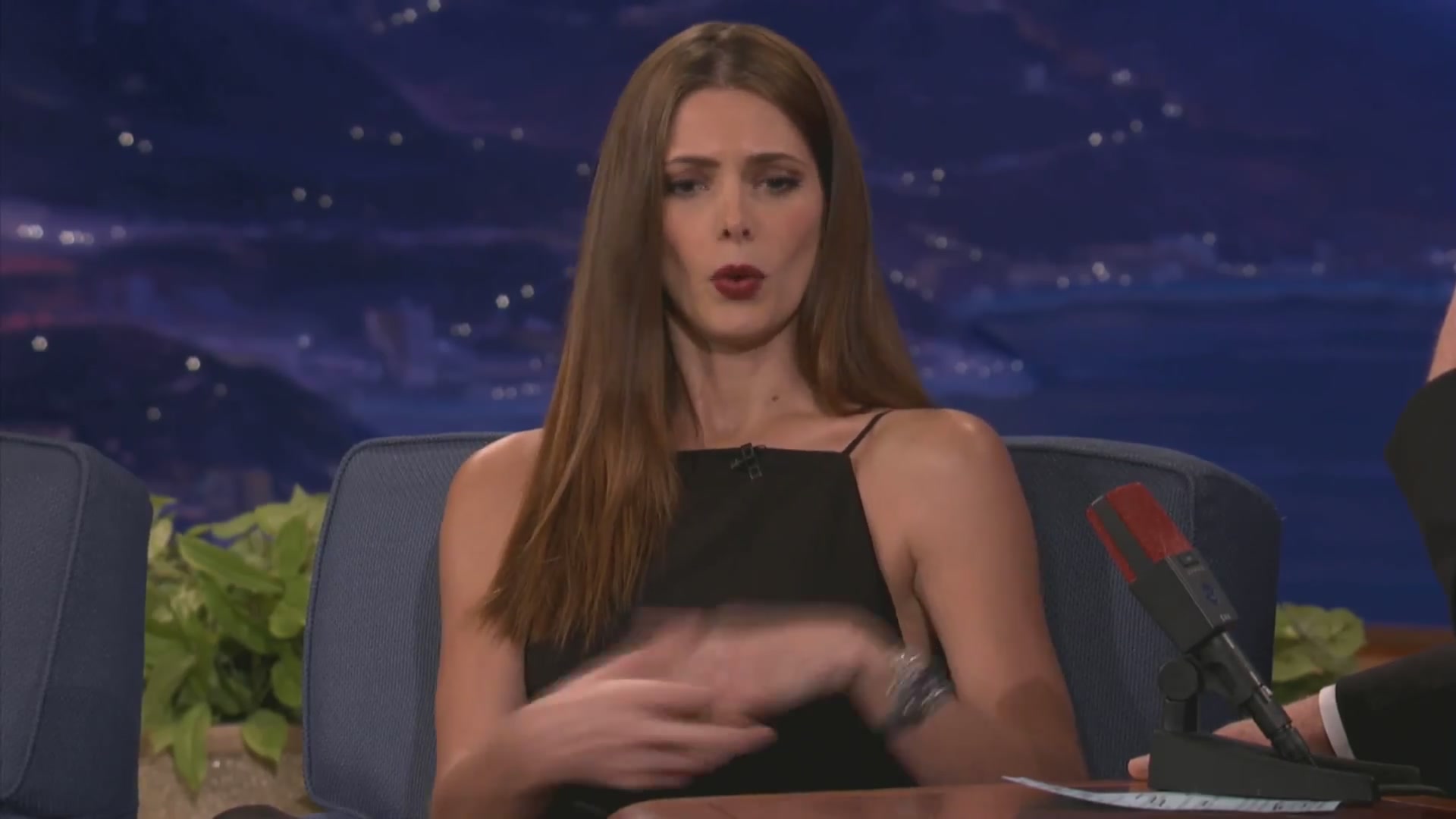 Ashley-Greene-dot-nl_2012Conan0208.jpg