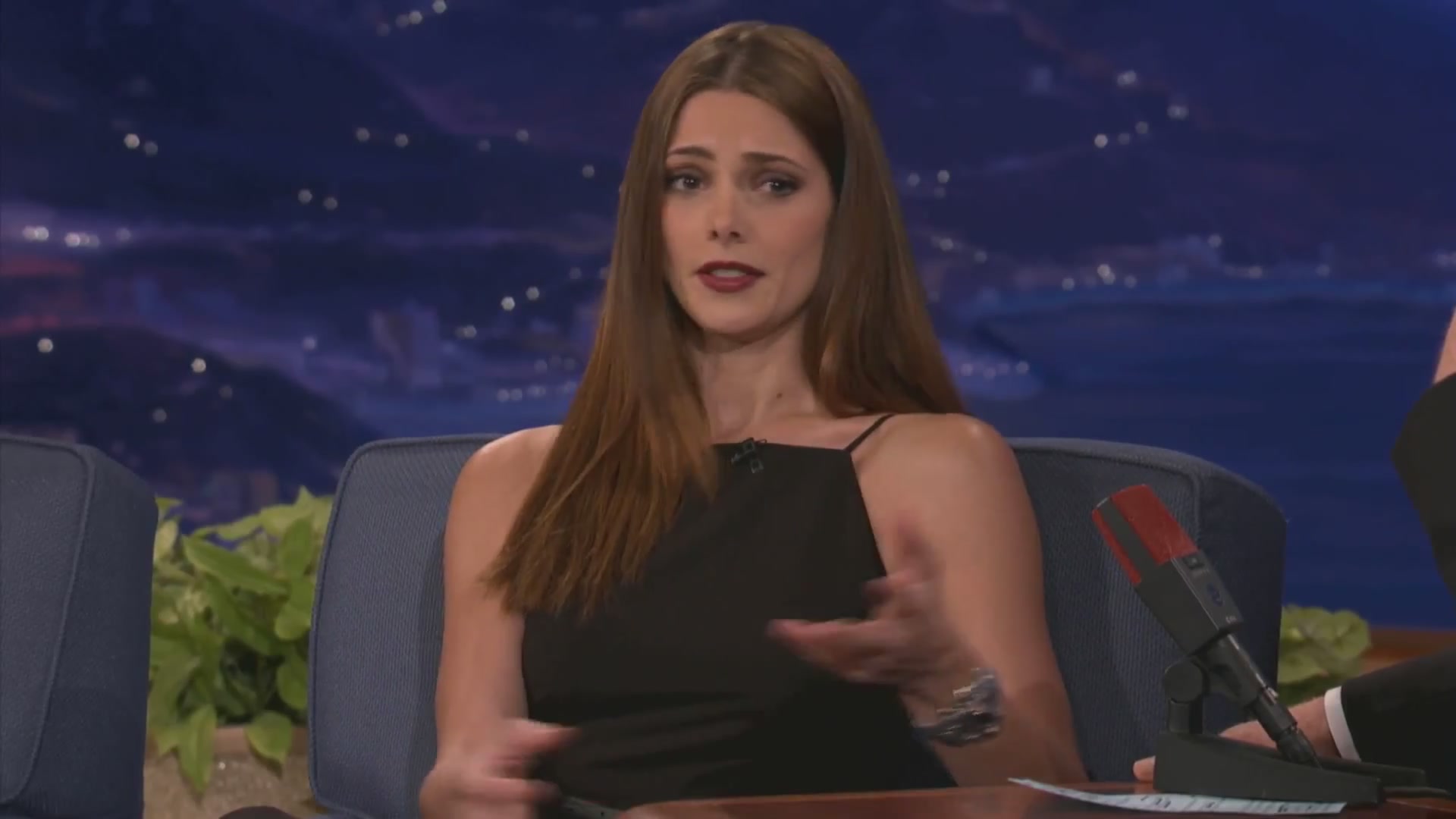 Ashley-Greene-dot-nl_2012Conan0209.jpg