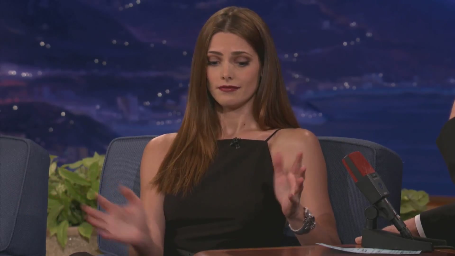 Ashley-Greene-dot-nl_2012Conan0210.jpg
