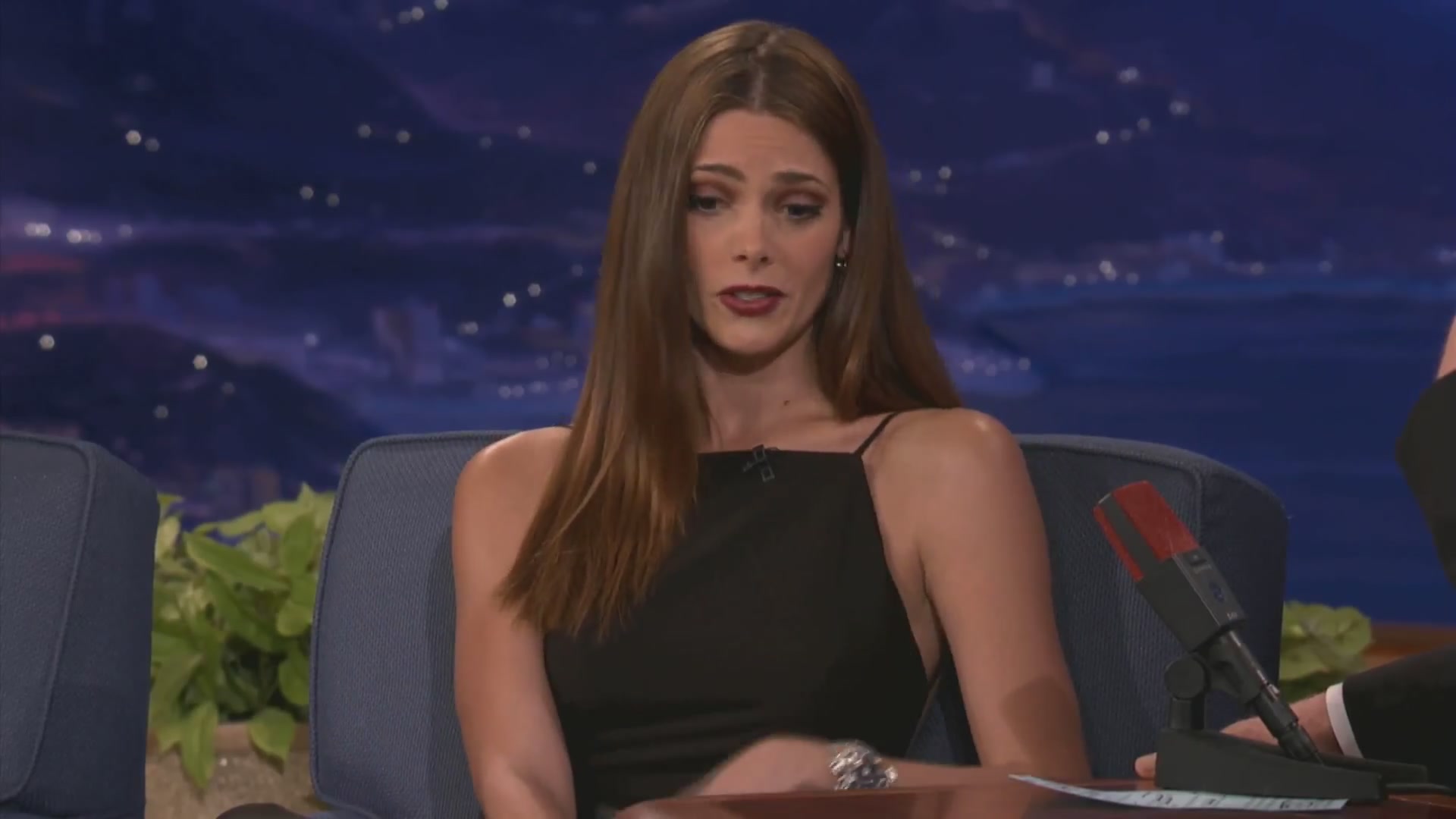 Ashley-Greene-dot-nl_2012Conan0211.jpg