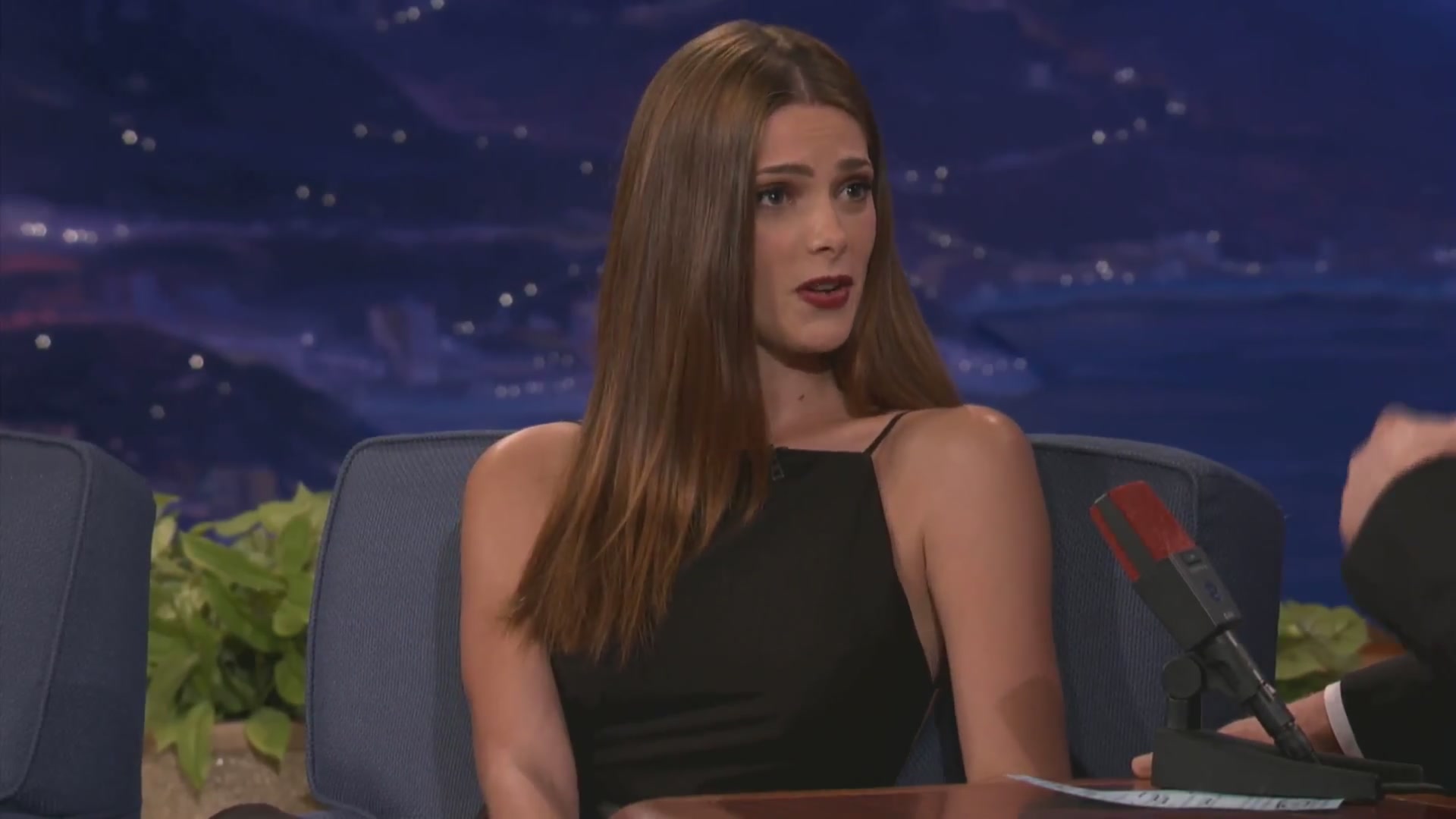 Ashley-Greene-dot-nl_2012Conan0212.jpg