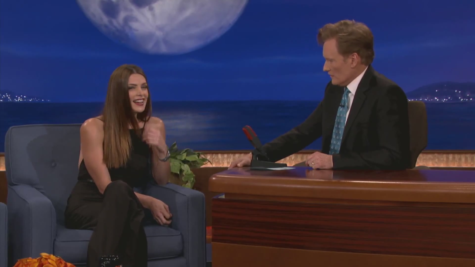 Ashley-Greene-dot-nl_2012Conan0216.jpg