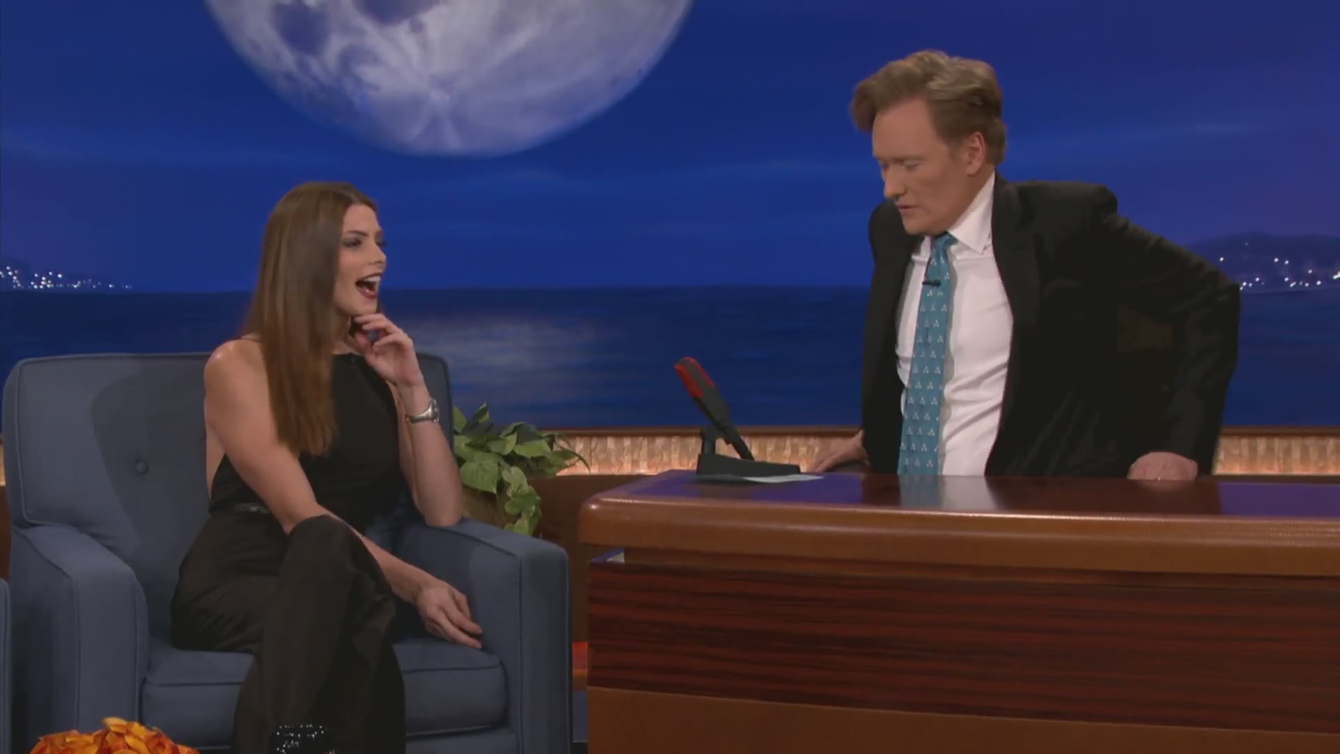 Ashley-Greene-dot-nl_2012Conan0218.jpg