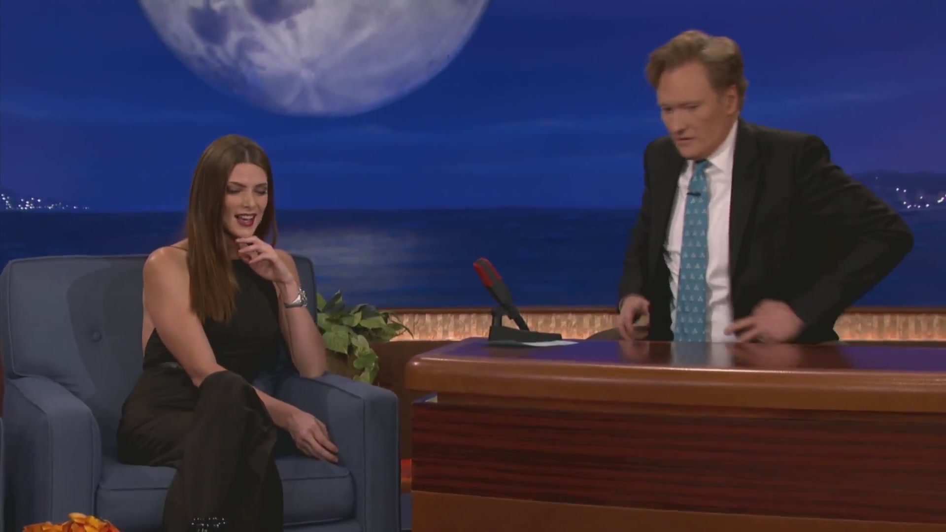 Ashley-Greene-dot-nl_2012Conan0219.jpg