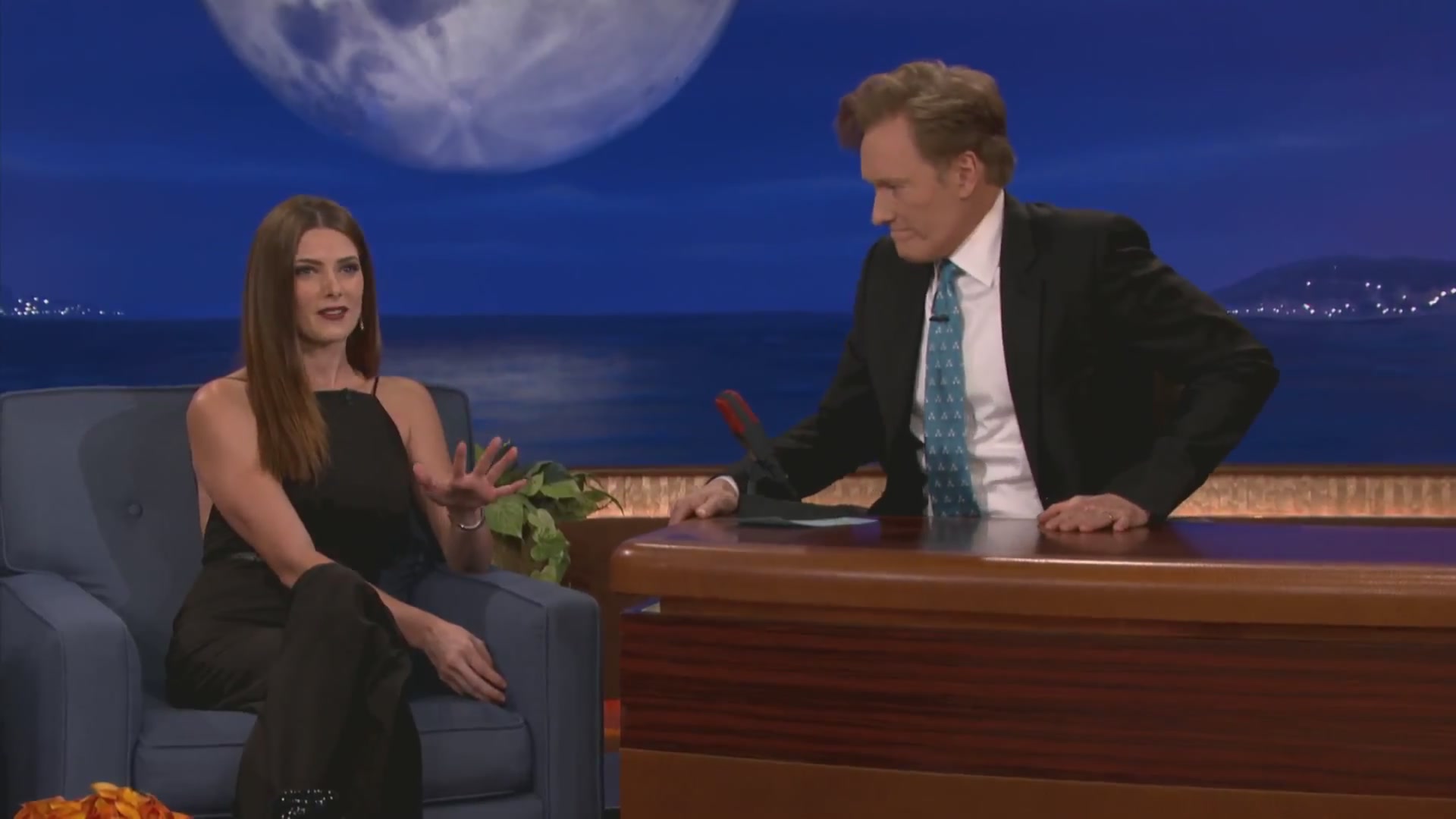 Ashley-Greene-dot-nl_2012Conan0222.jpg