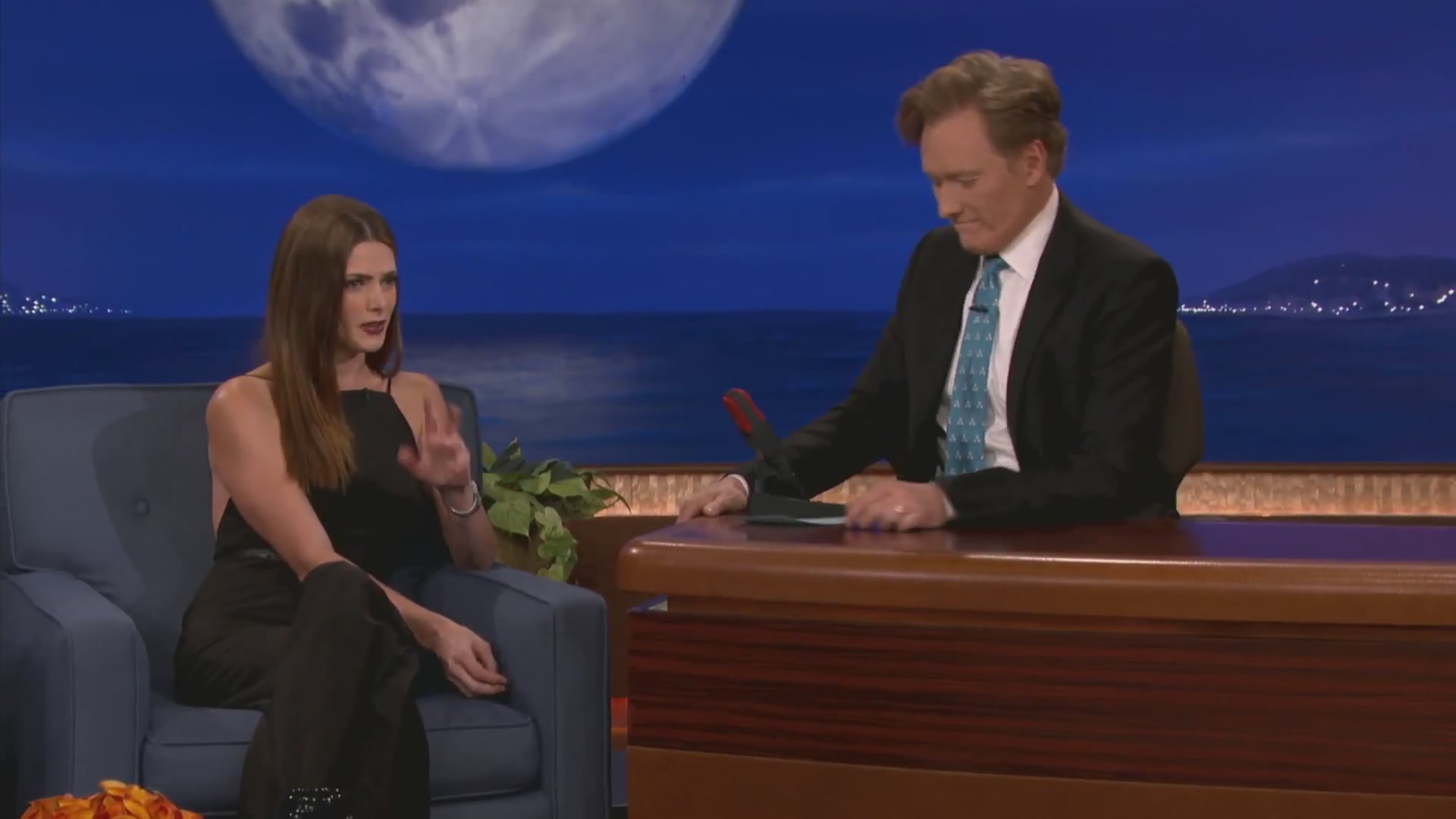 Ashley-Greene-dot-nl_2012Conan0223.jpg