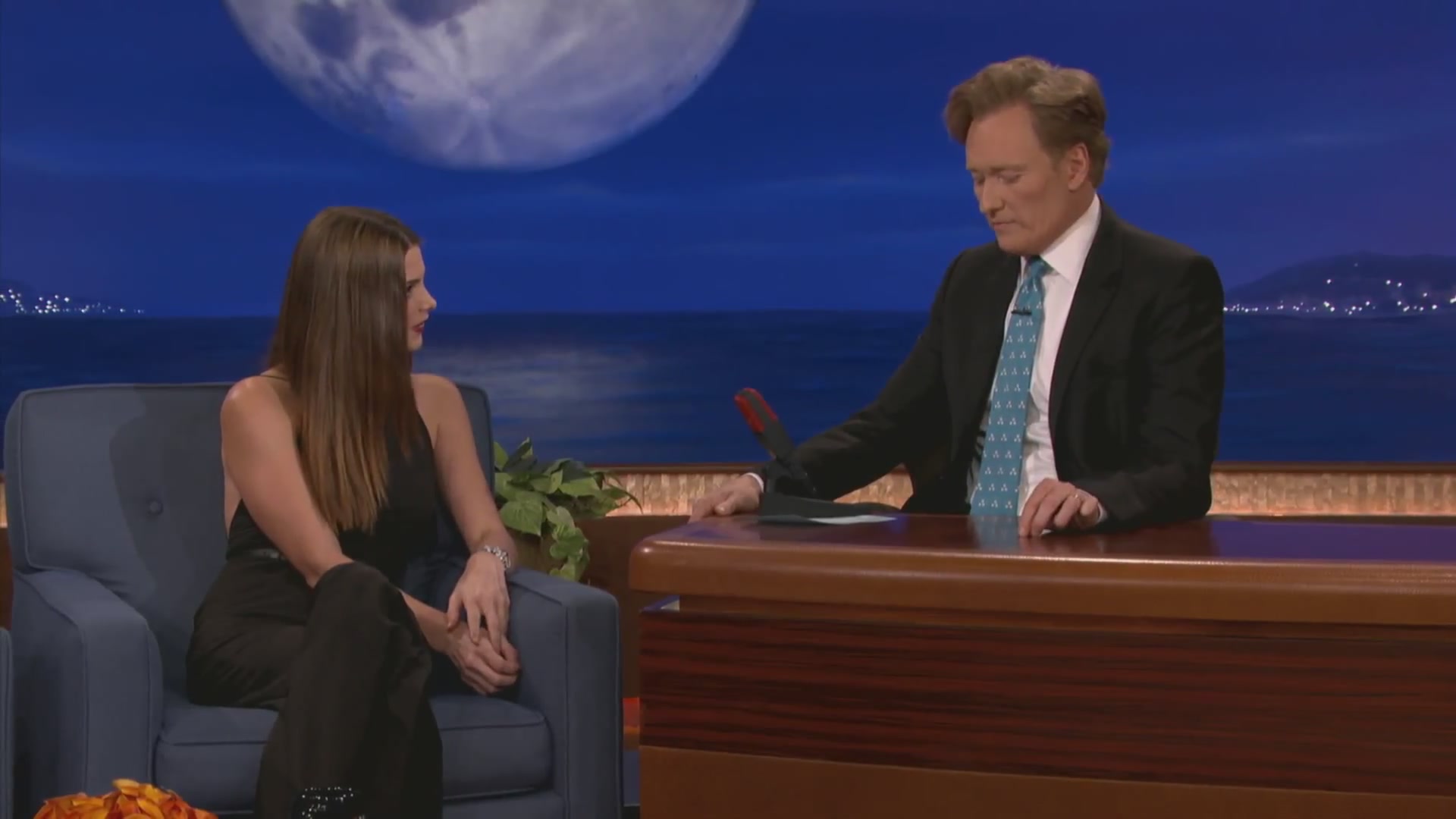 Ashley-Greene-dot-nl_2012Conan0225.jpg