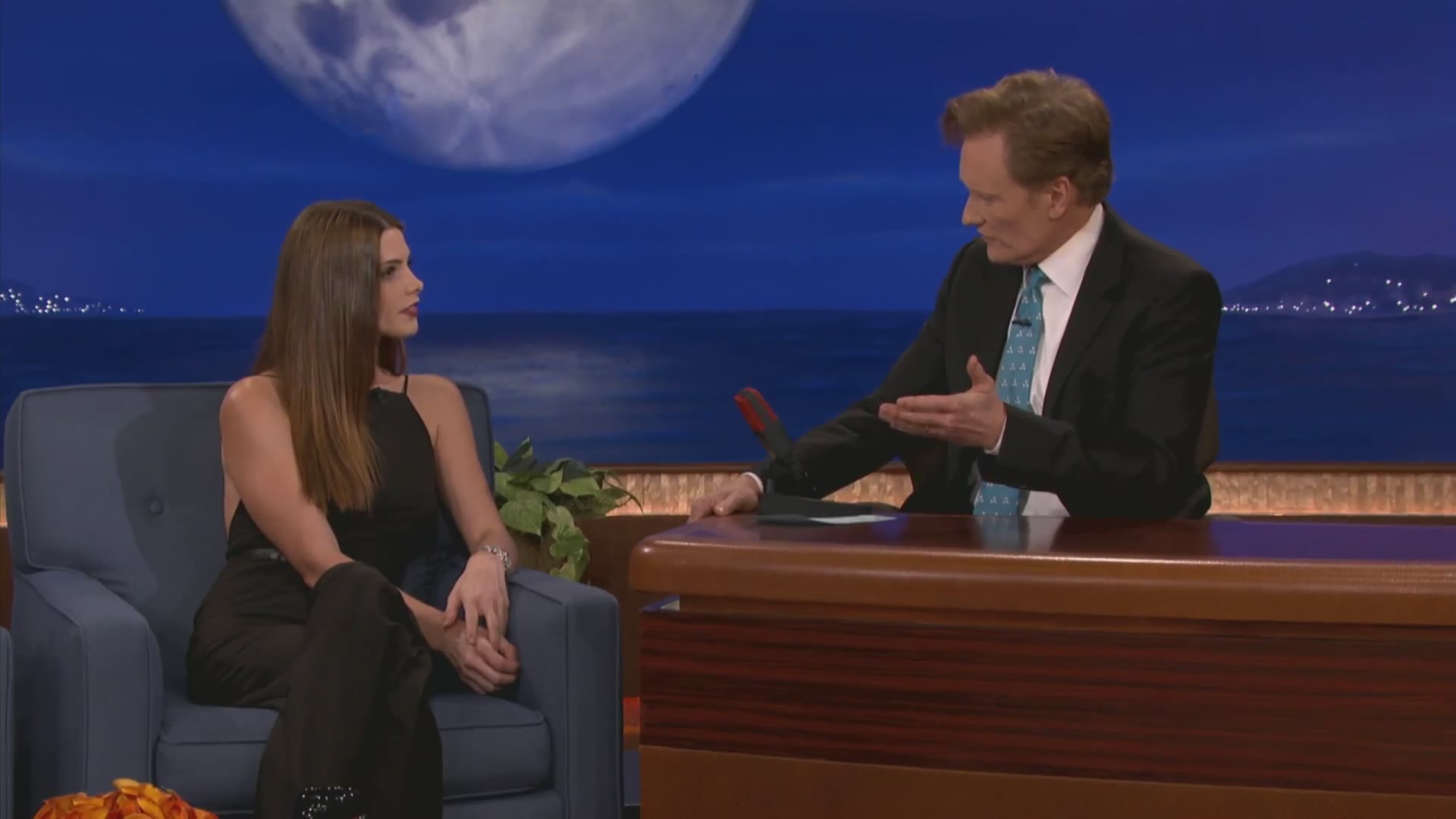 Ashley-Greene-dot-nl_2012Conan0229.jpg